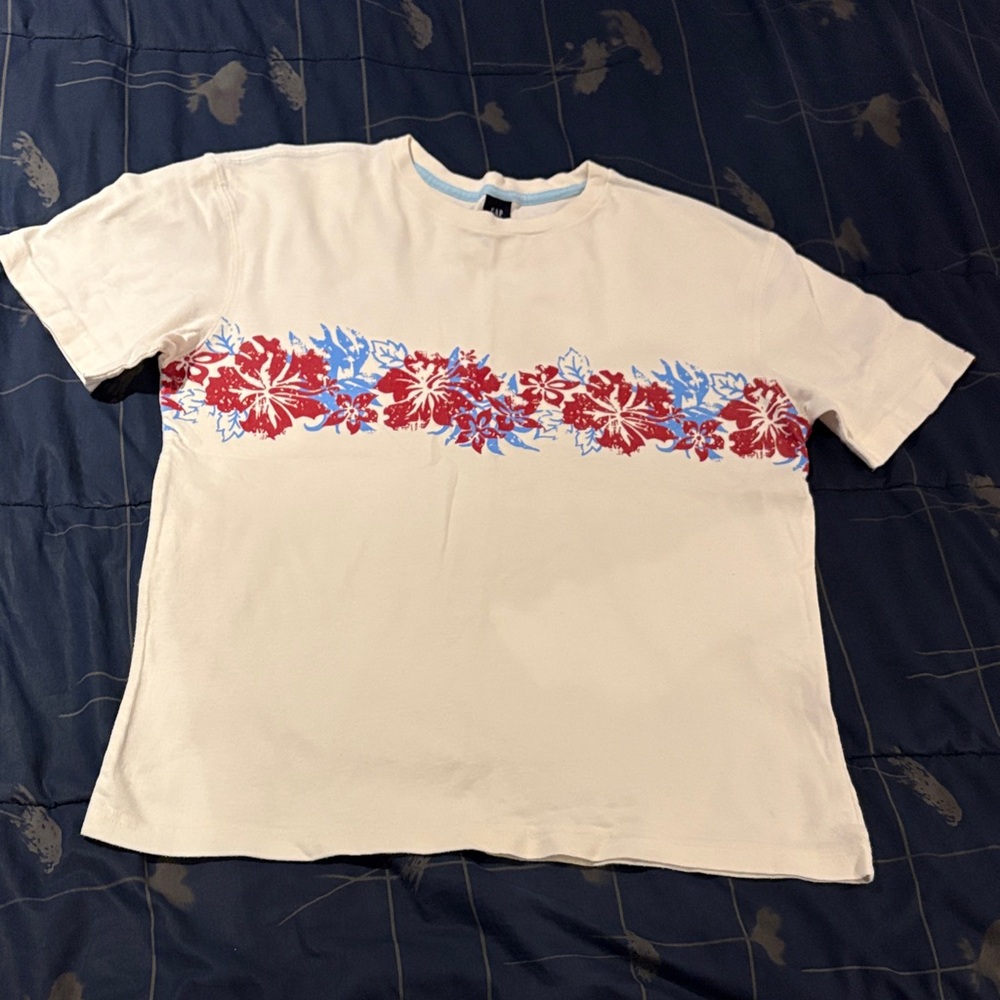 EUC Kids GAP White/Cream Tee with Light Blue & Red Hawaiian Design - YXL